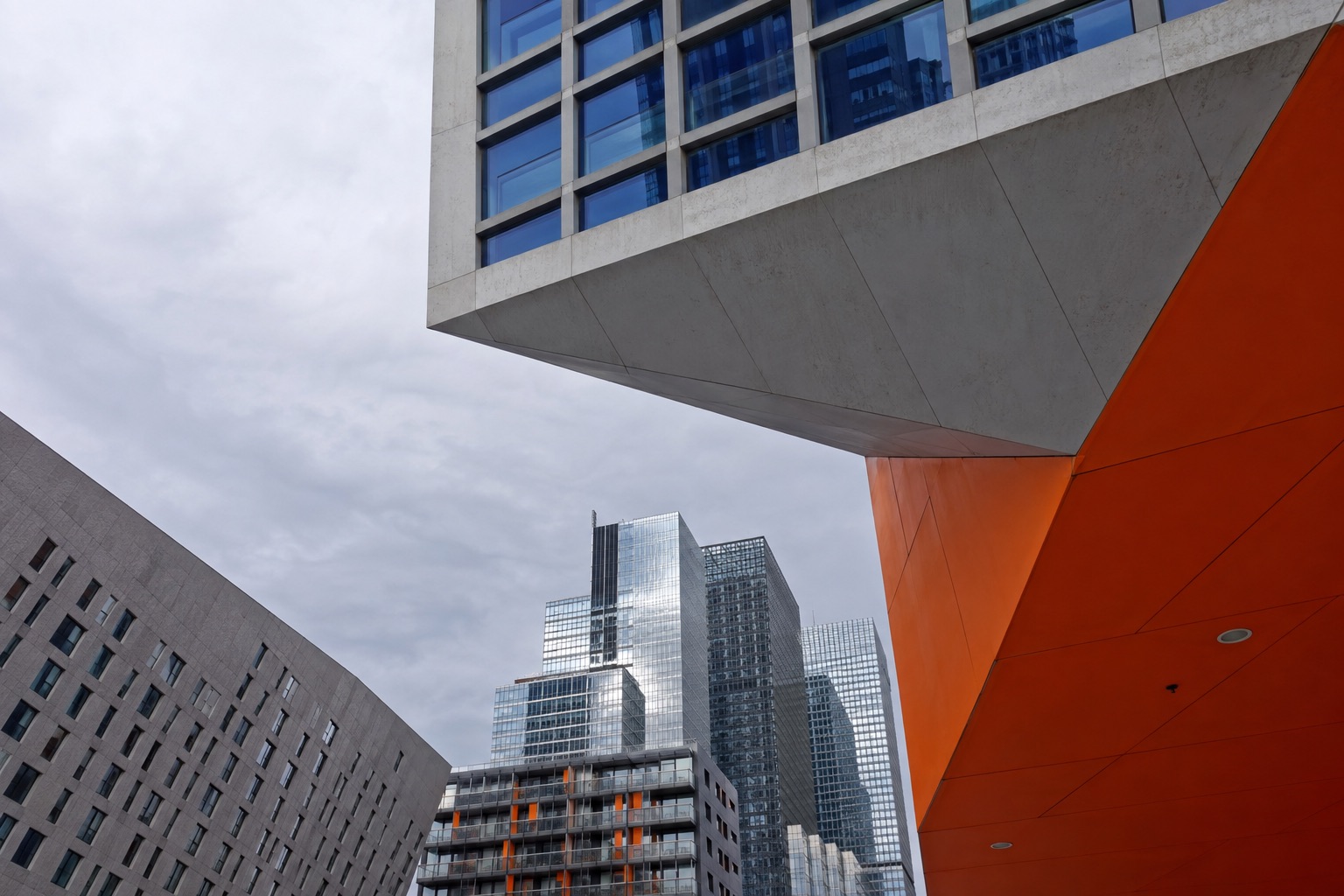 Redactionele illustratie van moderne Rotterdamse architectuur in beton en glas