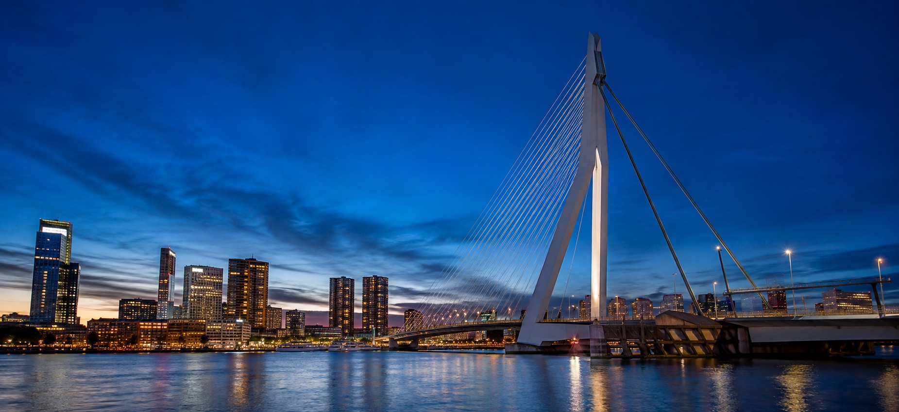 Redactionele illustratie van Rotterdam en de Erasmusbrug bij avondlicht